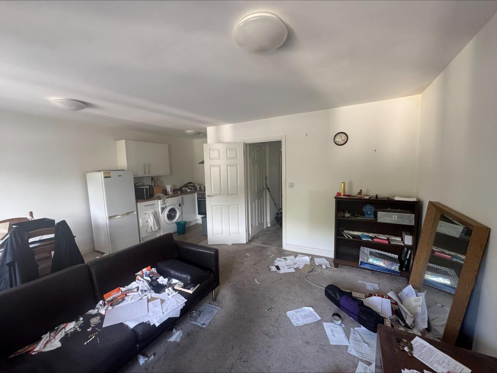 Lot: 89 - FLAT FOR INVESTMENT OR OCCUPATION - Living are